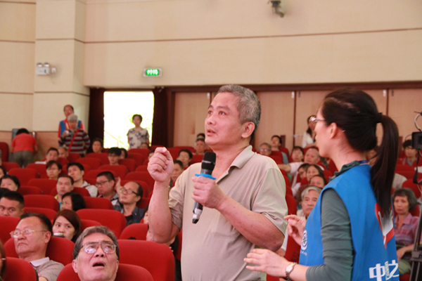 现场观众踊跃提问.jpg