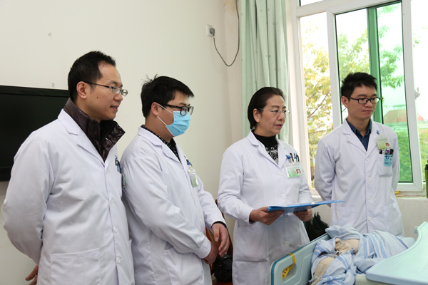 金国萍主任在查房.jpg